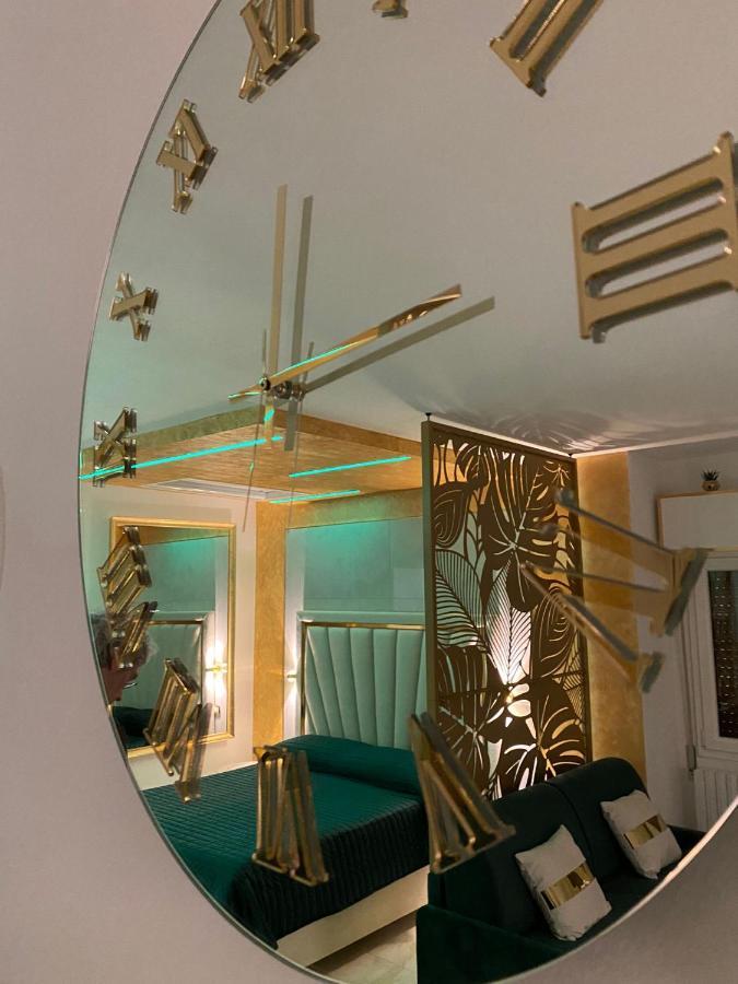 Fashion Apartment Gold Bologna With Jacuzzi & Car Garage Bagian luar foto