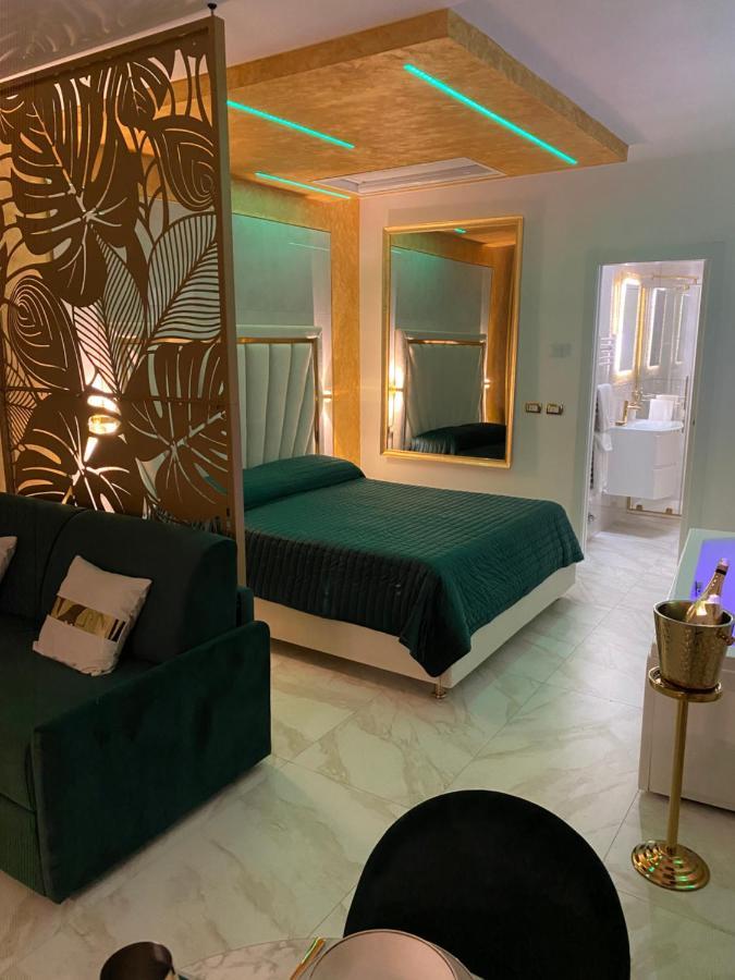 Fashion Apartment Gold Bologna With Jacuzzi & Car Garage Bagian luar foto