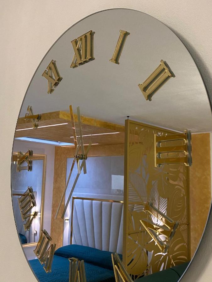 Fashion Apartment Gold Bologna With Jacuzzi & Car Garage Bagian luar foto