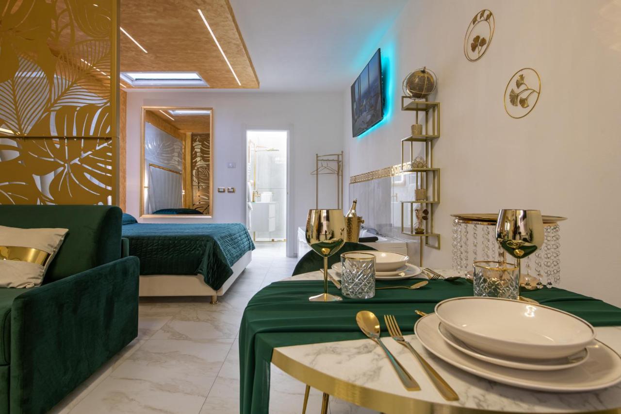 Fashion Apartment Gold Bologna With Jacuzzi & Car Garage Bagian luar foto