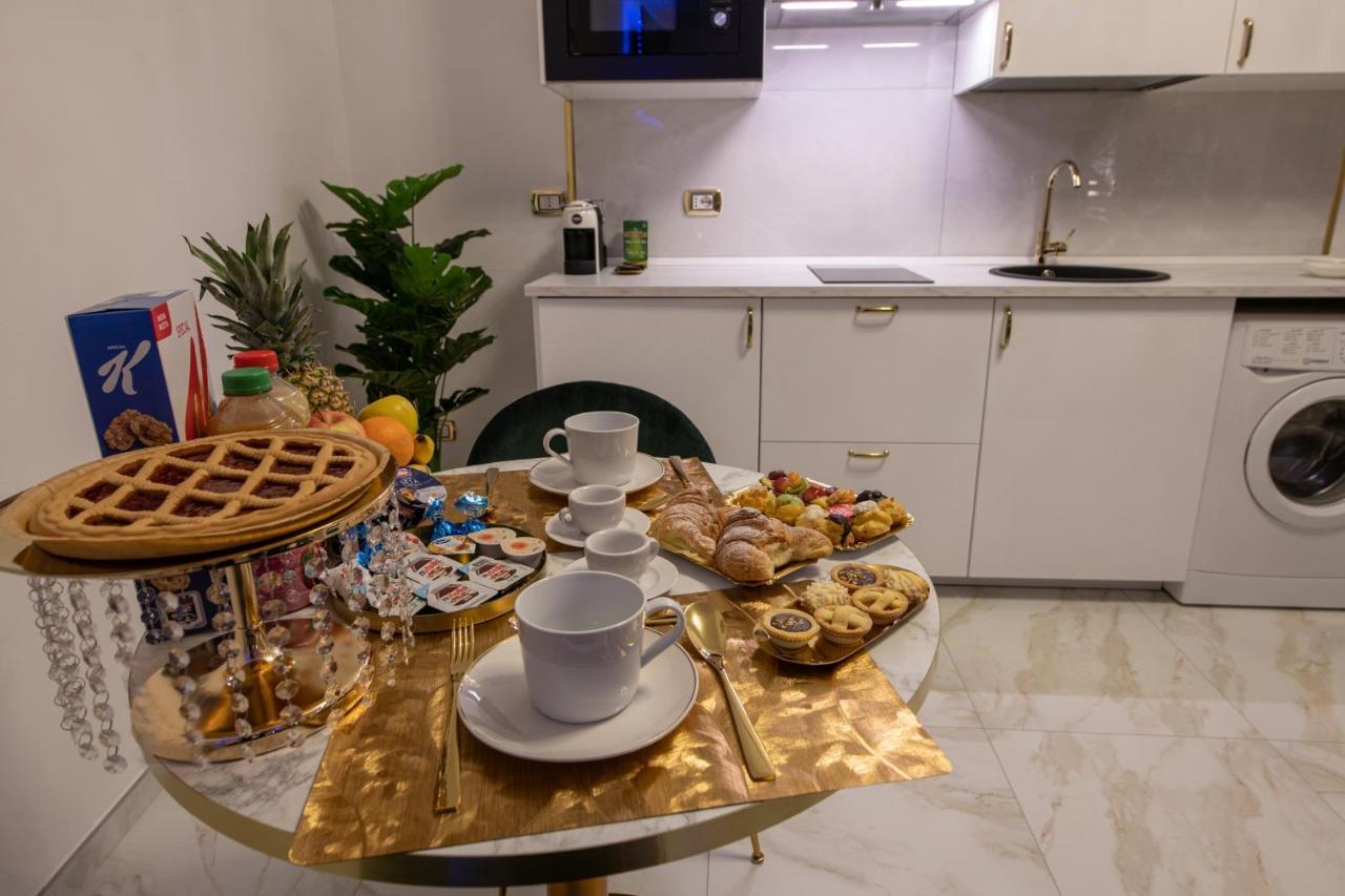 Fashion Apartment Gold Bologna With Jacuzzi & Car Garage Bagian luar foto