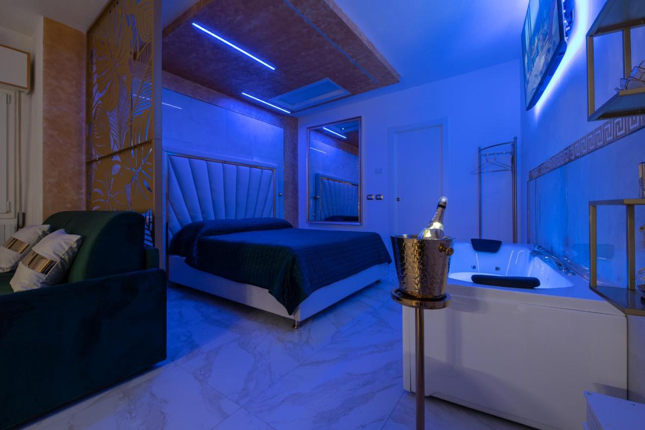 Fashion Apartment Gold Bologna With Jacuzzi & Car Garage Bagian luar foto