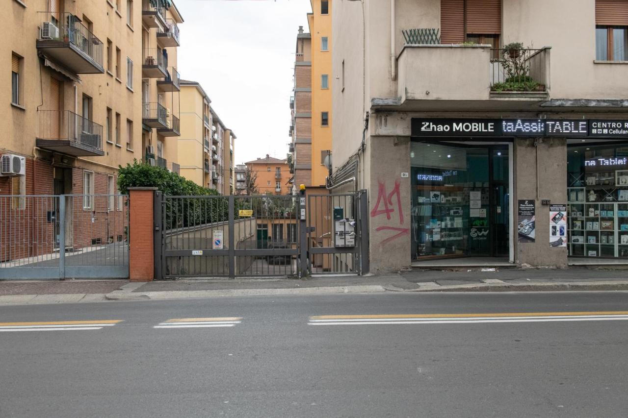Fashion Apartment Gold Bologna With Jacuzzi & Car Garage Bagian luar foto