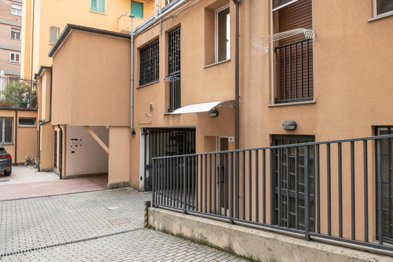 Fashion Apartment Gold Bologna With Jacuzzi & Car Garage Bagian luar foto