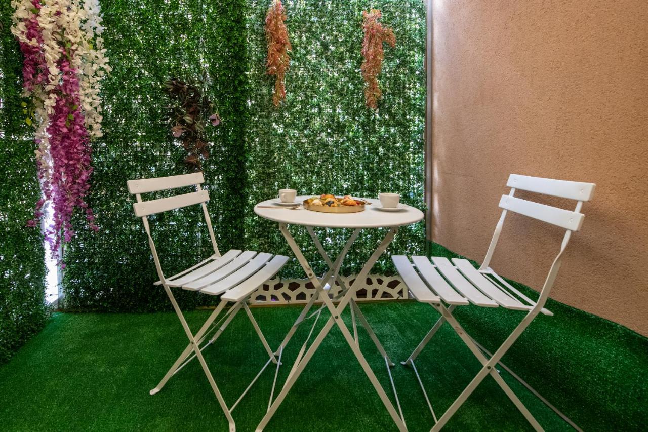 Fashion Apartment Gold Bologna With Jacuzzi & Car Garage Bagian luar foto