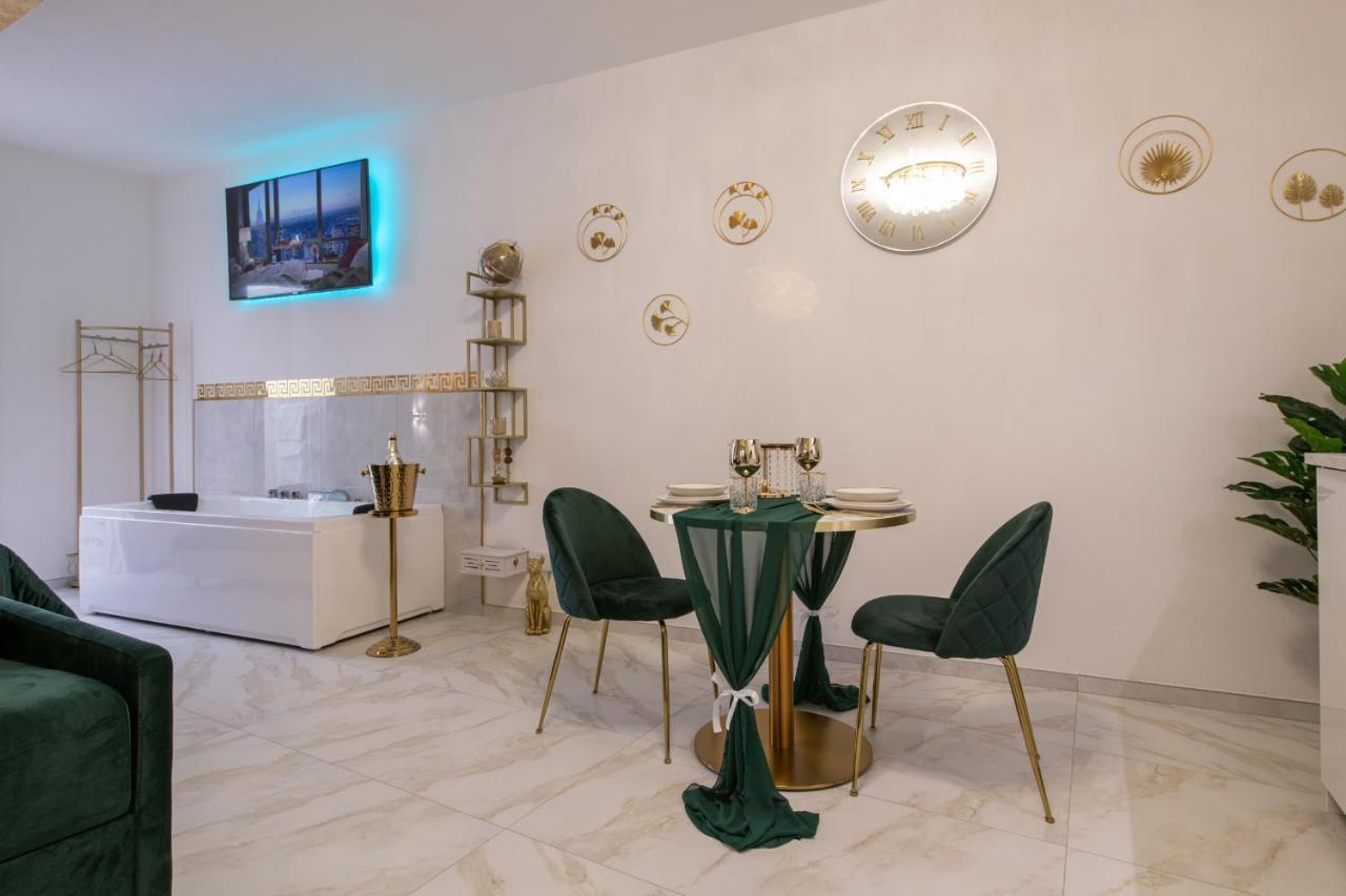 Fashion Apartment Gold Bologna With Jacuzzi & Car Garage Bagian luar foto