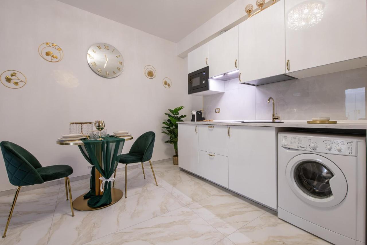 Fashion Apartment Gold Bologna With Jacuzzi & Car Garage Bagian luar foto