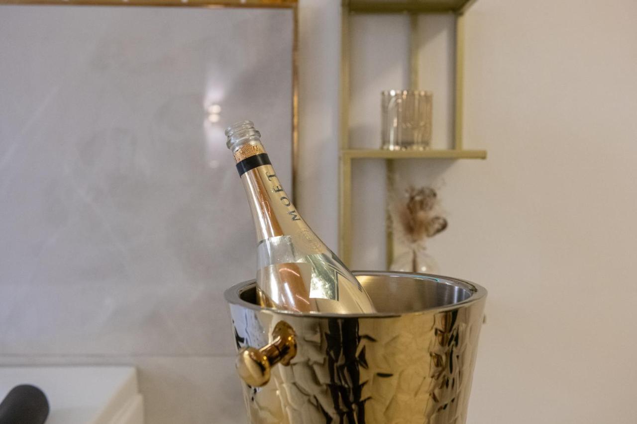 Fashion Apartment Gold Bologna With Jacuzzi & Car Garage Bagian luar foto