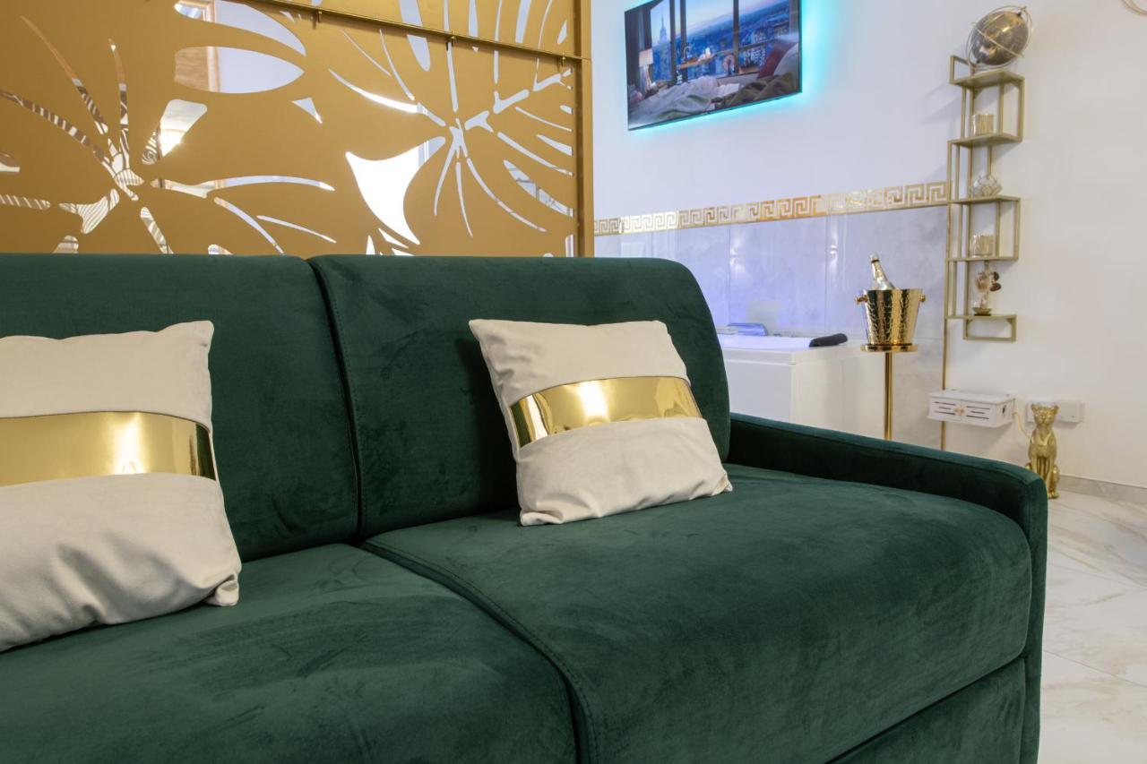 Fashion Apartment Gold Bologna With Jacuzzi & Car Garage Bagian luar foto