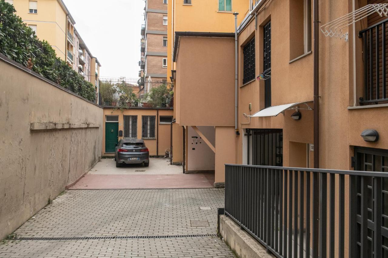Fashion Apartment Gold Bologna With Jacuzzi & Car Garage Bagian luar foto