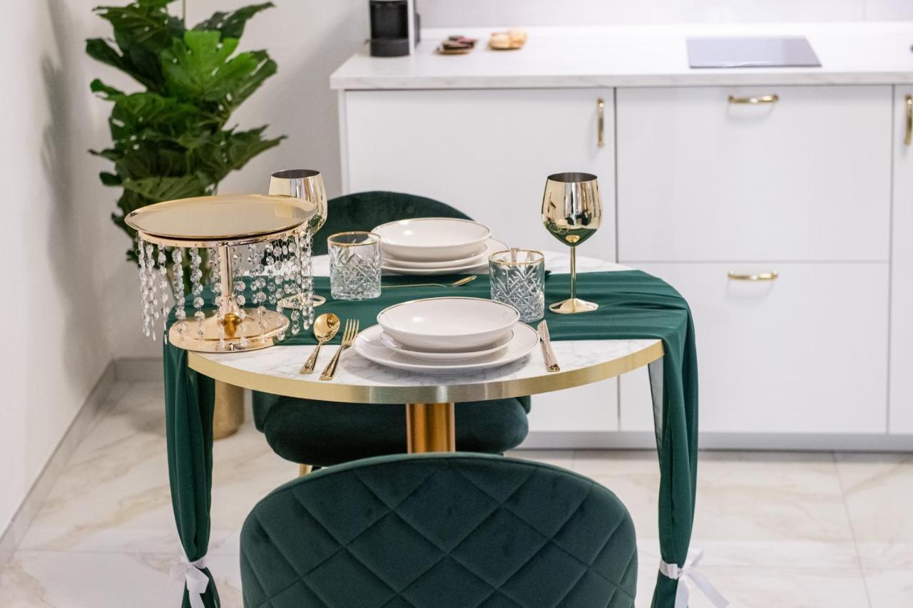 Fashion Apartment Gold Bologna With Jacuzzi & Car Garage Bagian luar foto