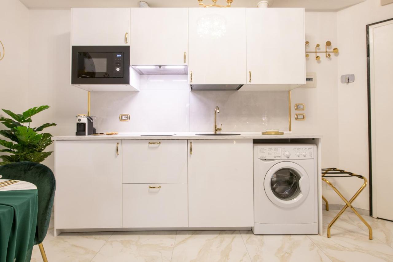 Fashion Apartment Gold Bologna With Jacuzzi & Car Garage Bagian luar foto