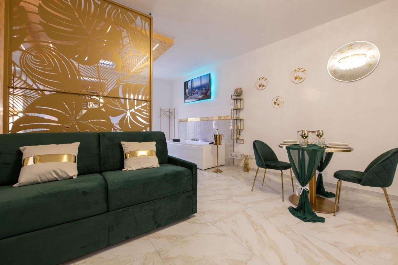 Fashion Apartment Gold Bologna With Jacuzzi & Car Garage Bagian luar foto