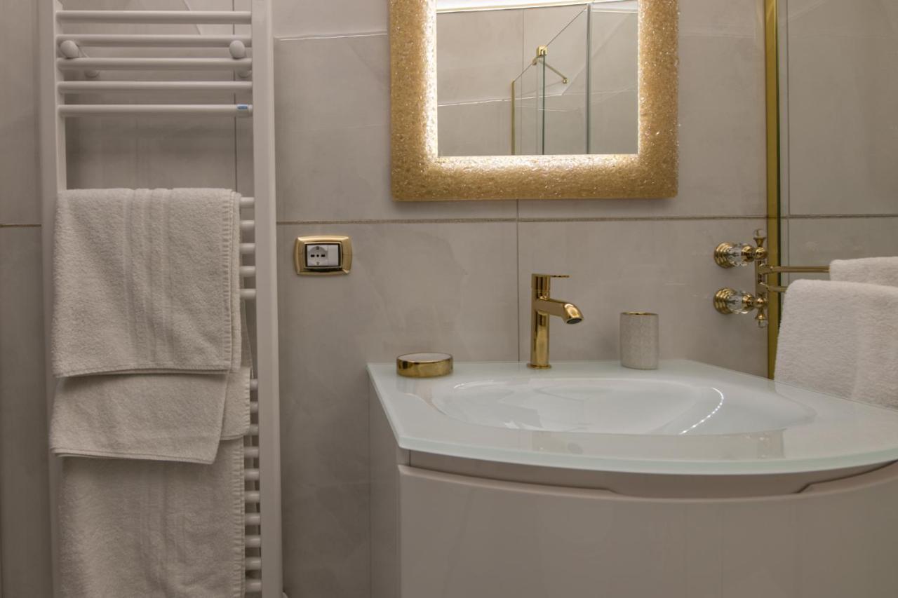 Fashion Apartment Gold Bologna With Jacuzzi & Car Garage Bagian luar foto
