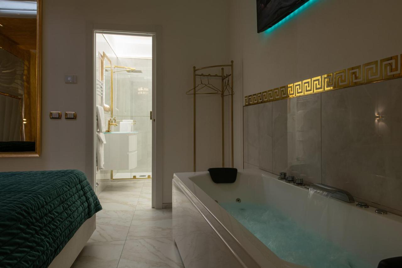 Fashion Apartment Gold Bologna With Jacuzzi & Car Garage Bagian luar foto