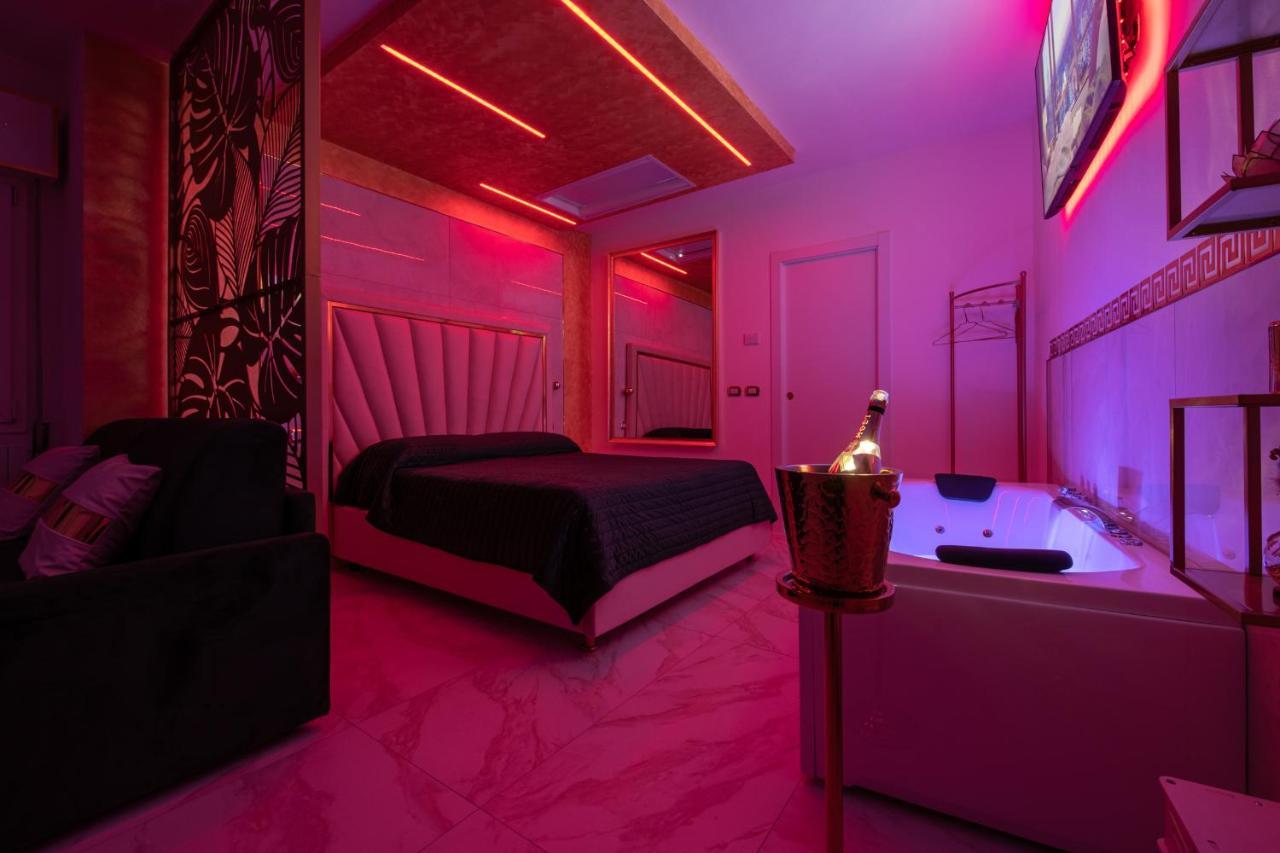 Fashion Apartment Gold Bologna With Jacuzzi & Car Garage Bagian luar foto
