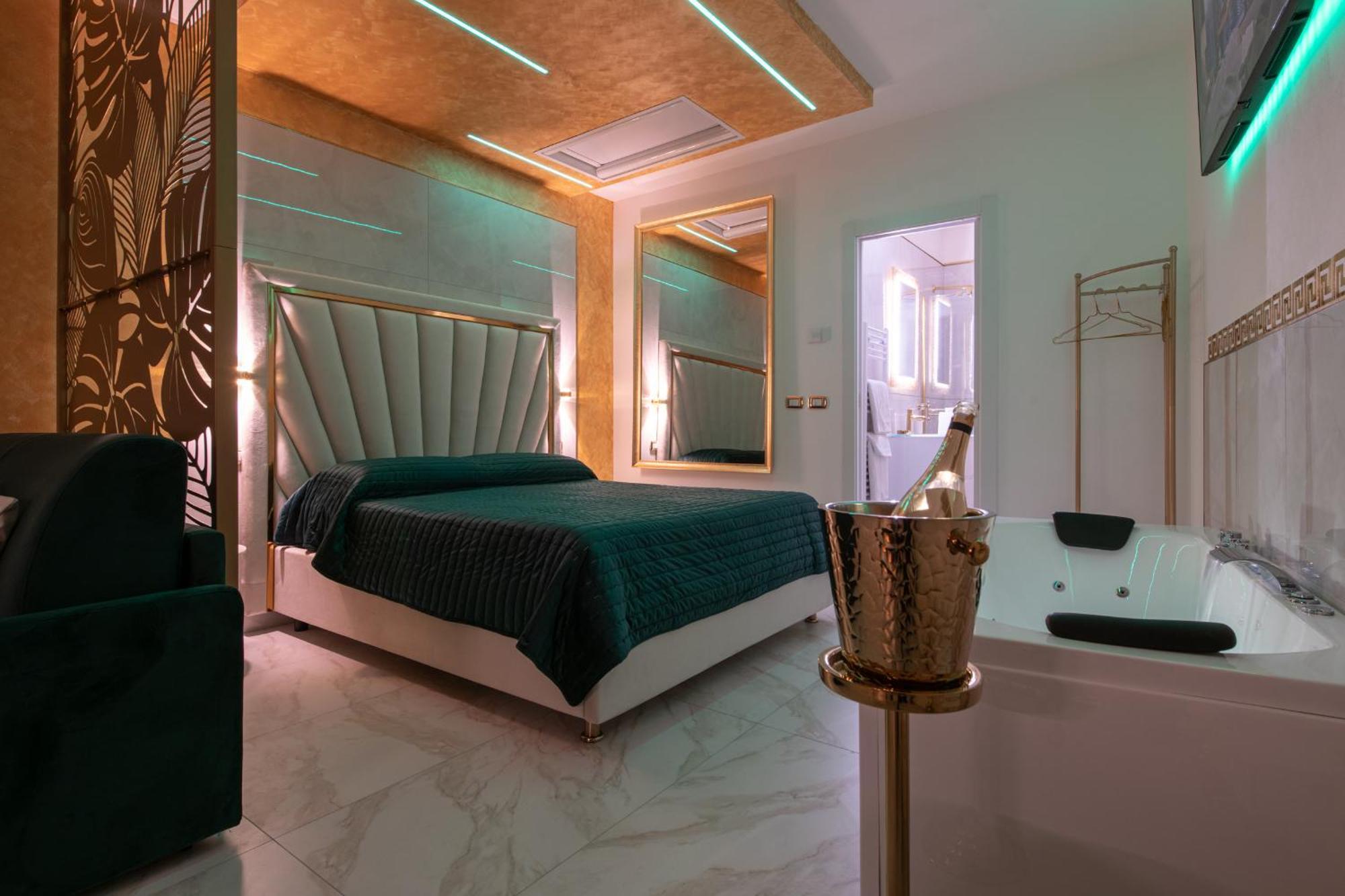Fashion Apartment Gold Bologna With Jacuzzi & Car Garage Bagian luar foto