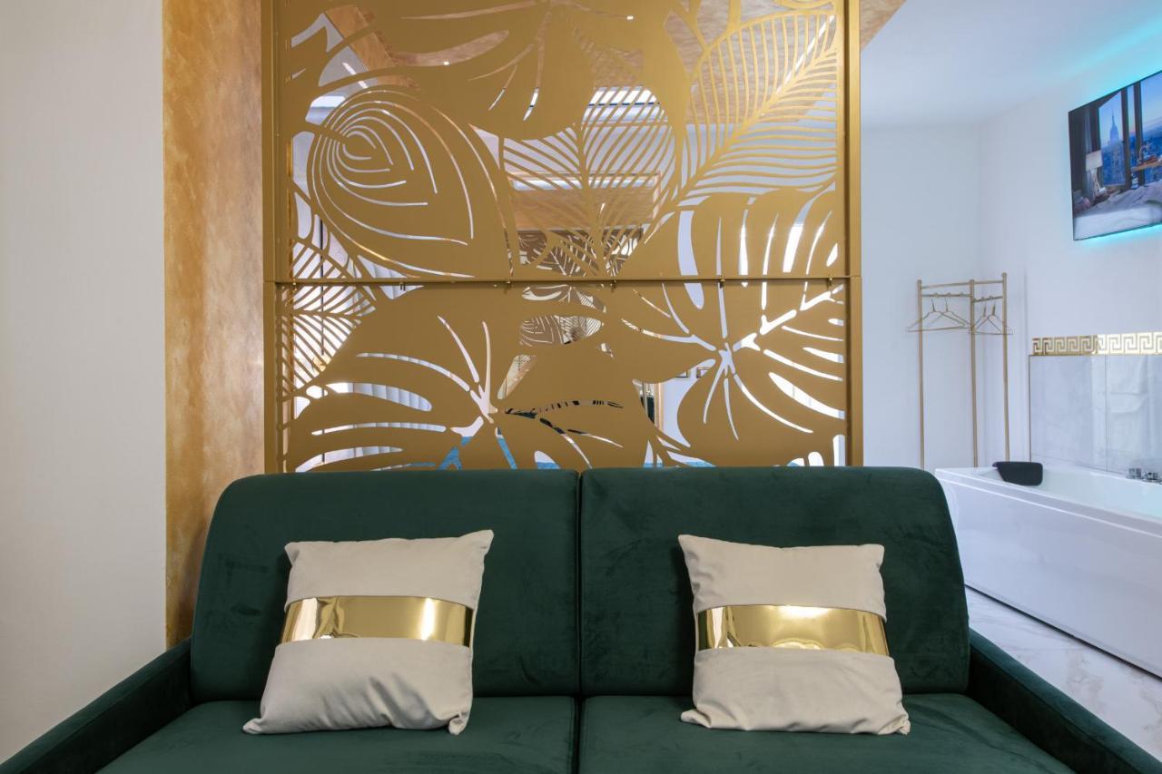 Fashion Apartment Gold Bologna With Jacuzzi & Car Garage Bagian luar foto