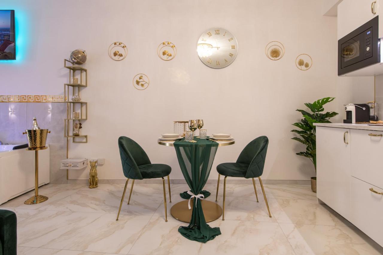 Fashion Apartment Gold Bologna With Jacuzzi & Car Garage Bagian luar foto