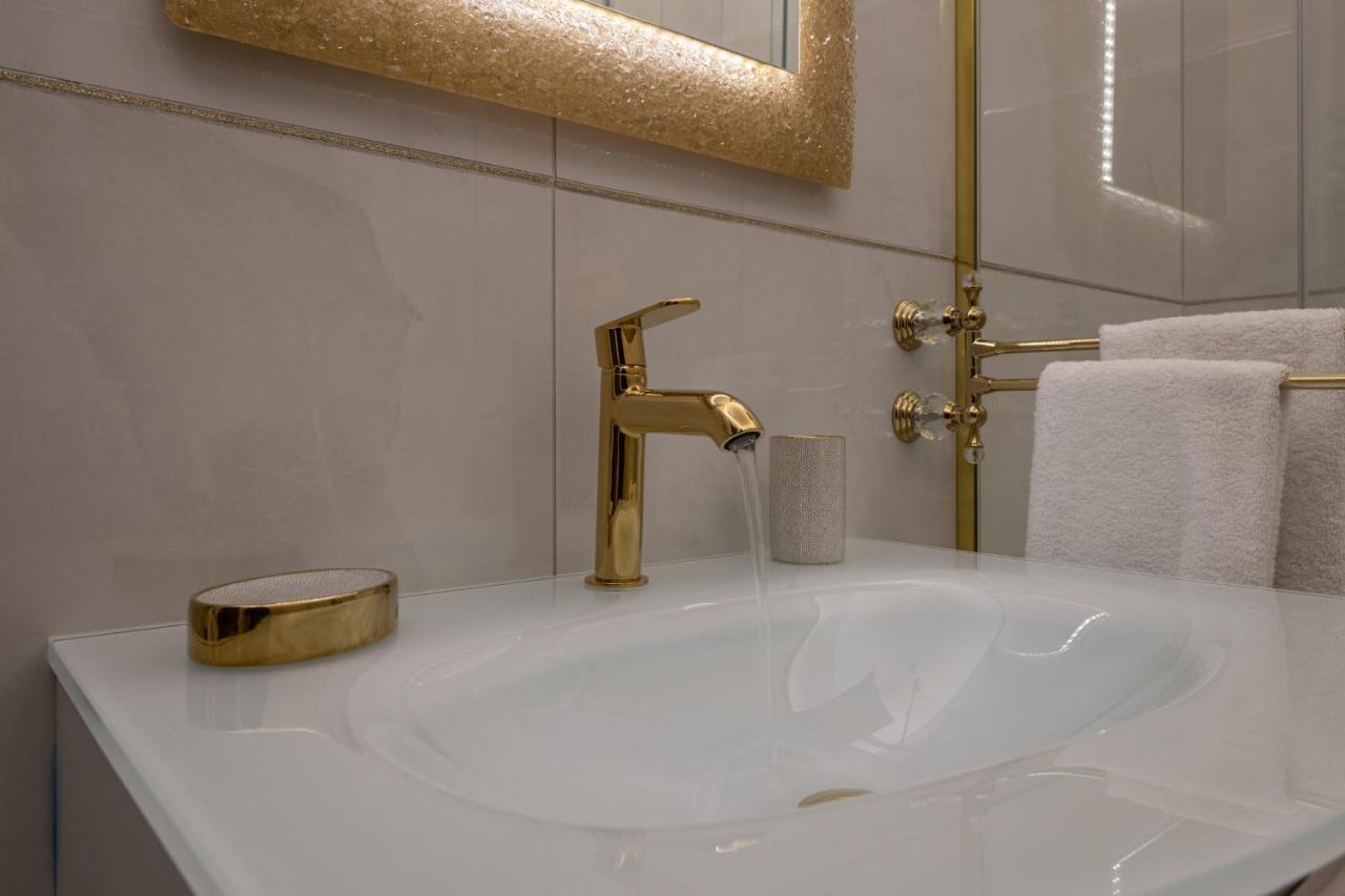 Fashion Apartment Gold Bologna With Jacuzzi & Car Garage Bagian luar foto