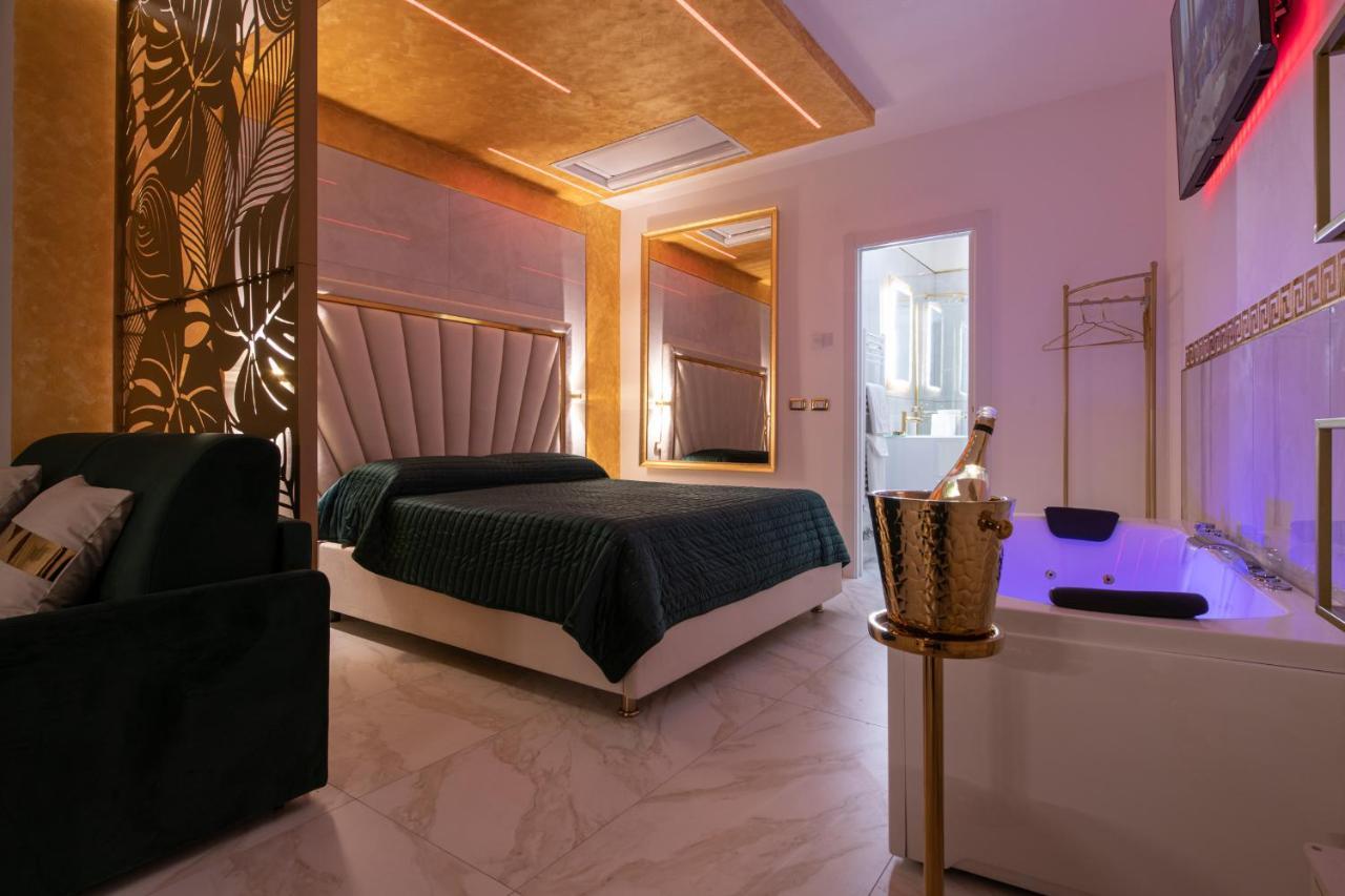 Fashion Apartment Gold Bologna With Jacuzzi & Car Garage Bagian luar foto