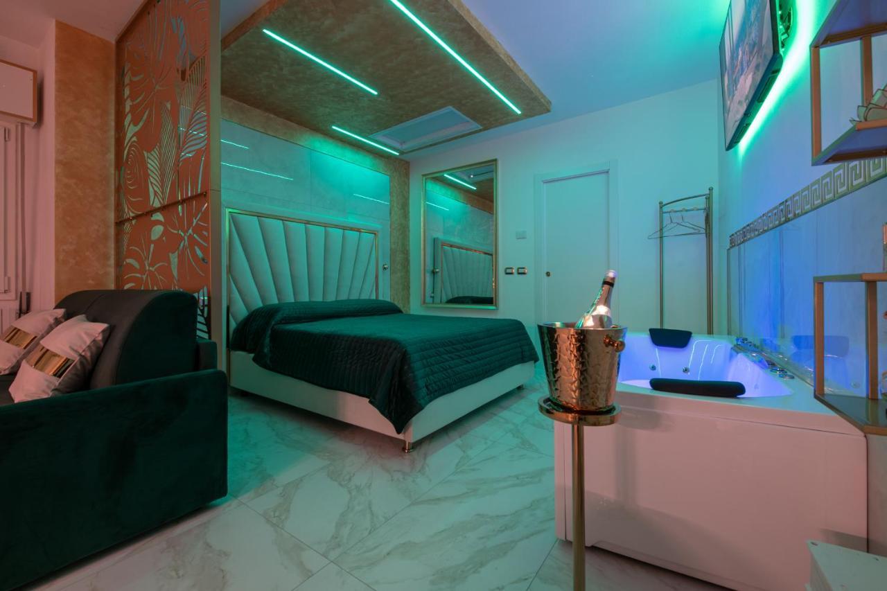 Fashion Apartment Gold Bologna With Jacuzzi & Car Garage Bagian luar foto